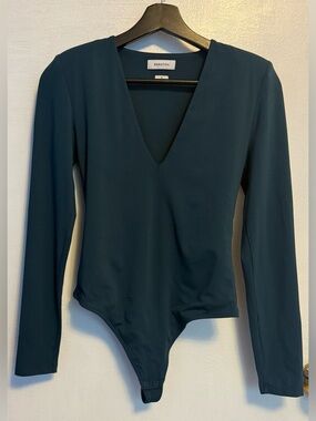 Aritzia Babaton Contour Shoulder Pad V-Neck Long-Sleeve Bodysuit
